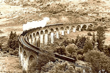 Téléchargez les photos : La locomotive à vapeur sur le célèbre viaduc Glenfinnan en Écosse - en image libre de droit
