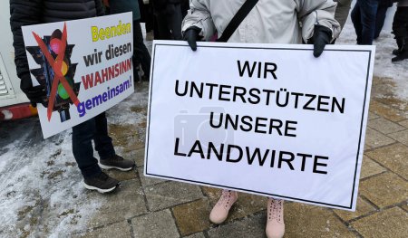 Téléchargez les photos : Manifestations avec signes contre le gouvernement allemand et pour les agriculteurs - en image libre de droit