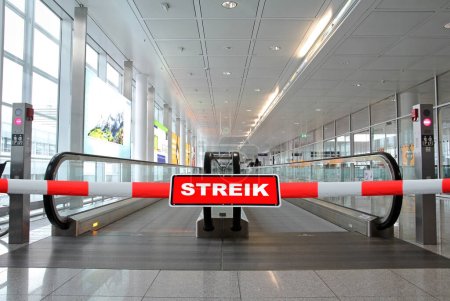 Téléchargez les photos : Grève à l'aéroport, à la gare et dans d'autres compagnies de transport - en image libre de droit