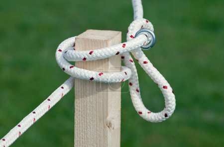 Foto de Cuerda anudada en poste de madera - Imagen libre de derechos
