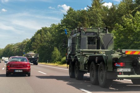 Téléchargez les photos : Hanovre, Allemagne - 12 juin 2022 : Un camion-citerne allemand conduit une route de convoi militaire. Déménagement des troupes de l'OTAN force de réaction rapide. Suède Finlande renforcement. - en image libre de droit