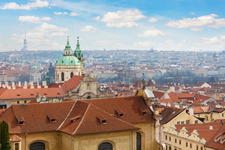 Téléchargez les photos : Vieille ville Prague panoramique rouge sur le toit Saint-Nicolas dôme église sur Prague skyline ciel bleu fond. Prague château panorama paysage urbain rue européenne République tchèque capitale tchèque. - en image libre de droit