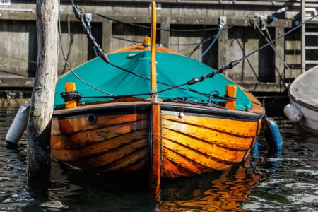 Vue détaillée du port de port de Christianshavn amarré par bateau en bois vintage dans le port de plaisance du canal de Copenhague par une journée ensoleillée. Christianshavn quartier portuaire quartier style de vie.