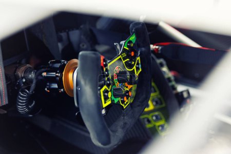 Vista detallada de un volante de carreras de alta tecnología, controles de cambio de marchas y ajustes. Interior carrera profesional conductores de coches tecnología velocidad de ingeniería en competición de automovilismo.