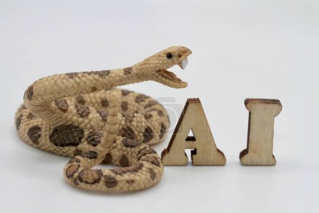Foto de Juguete miniatura de una serpiente con I.A. letras - Imagen libre de derechos