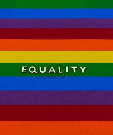 Téléchargez les photos : Drapeau de fierté - communautés LGBTQ + 2SLGBTQ + avec mot égalité - en image libre de droit