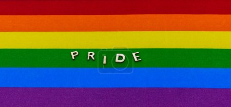 Téléchargez les photos : Drapeau de fierté - communautés LGBTQ + 2SLGBTQ + avec mot de fierté - en image libre de droit