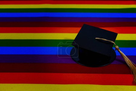 Téléchargez les photos : Drapeau de fierté LGBTQ + avec chapeau de graduation - en image libre de droit