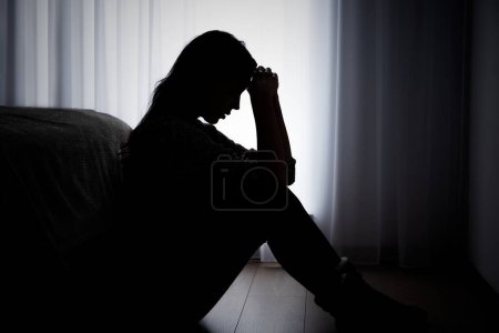 Foto de Mujer que sufre de depresión. Concepto de tristeza y dolor de cabeza - Imagen libre de derechos