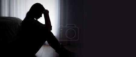 Foto de Mujer que sufre de depresión. Concepto de tristeza y dolor de cabeza - Imagen libre de derechos
