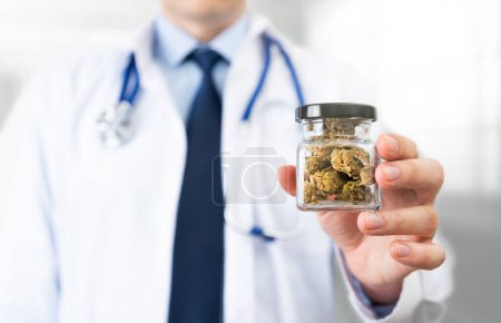 Arzt mit Cannabis-Hanf. Medizinische Klinik mit moderner neurologischer Behandlung