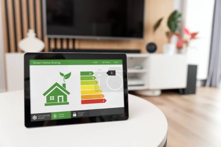 Foto de Aplicación móvil de eficiencia energética en pantalla, hogar inteligente ecológico - Imagen libre de derechos