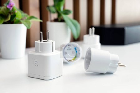 Foto de Uso de enchufes inteligentes Wi-Fi en un hogar inteligente, control del consumo de electricidad - Imagen libre de derechos