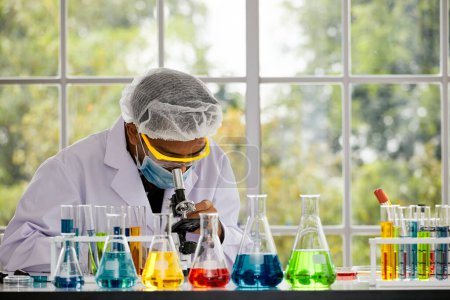 Un científico realiza meticulosamente análisis microscópicos en un laboratorio, rodeado de instrumentos y materiales esenciales de investigación