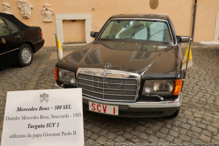 Téléchargez les photos : Castel Gandolfo Rome, Italy - January 12, 2023: The Popemobile of Pope Wojtyla John Paul II, the model is a Mercedes Benz 500 SEL, 1985 issue, located in the summer residence of the Pope - en image libre de droit