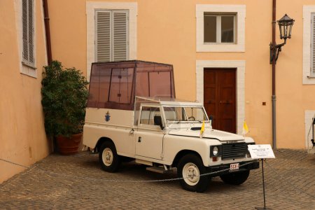 Téléchargez les photos : Castel Gandolfo Rome, Italy - January 12, 2023: The Popemobile of Pope Wojtyla John Paul II, the model is a Land Rover Santana, 1983 issue, located in the summer residence of the Pope - en image libre de droit