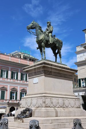 Téléchargez les photos : Gênes, Italie - 17 avril 2023 : statue équestre de Garibaldi, œuvre datée de 1893 par le sculpteur Augusto Rivalta, Piazza de Ferrari, Gênes, Ligurie, Italie - en image libre de droit