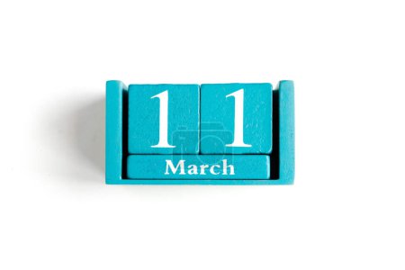 11. März. Blauer Würfelkalender mit Monat und Datum isoliert auf weiß