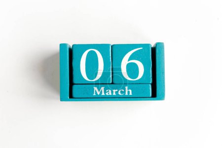 6 mars. Calendrier cube bleu avec mois et date isolé sur blanc