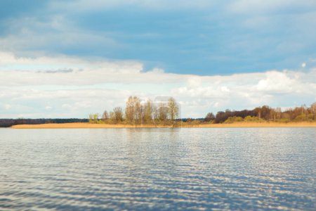 Piękny wiosenny krajobraz z rzeką i lasem. Jezioro Tiesto w obwodzie witebskim, Białoruś