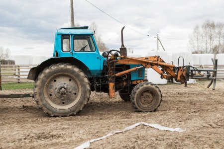 Gran tractor azul en la granja