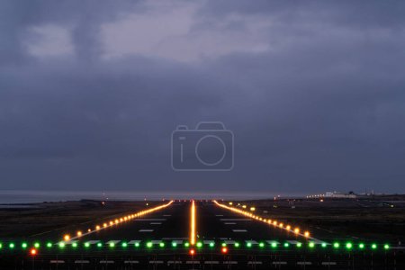 Foto de Landing lights of the island airport in the evening - Imagen libre de derechos