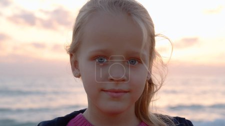 Foto de Foto horizontal de primer plano de una niña rubia de 5 años con ojos azules sobre el fondo del cielo nocturno - Imagen libre de derechos