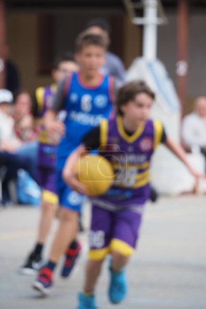 Foto de Tiro Borroso del Jugador de Baloncesto Adolescente con Bola Lanzando un Ataque - Imagen libre de derechos