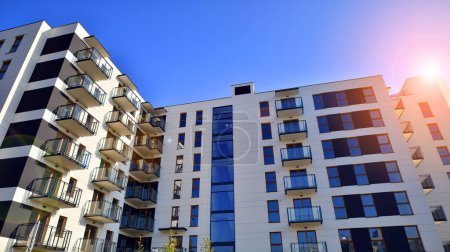 Foto de Nuevo edificio de apartamentos en un día soleado. Arquitectura residencial moderna. El apartamento está esperando nuevos residentes. - Imagen libre de derechos