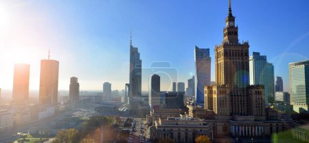 Foto de Varsovia, Polonia. 6 noviembre 2022. Paisaje aéreo de la ciudad de Varsovia desde la terraza situada en el piso 30 del Palacio de Cultura y Ciencia. - Imagen libre de derechos