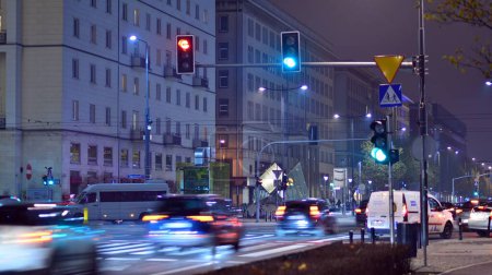 Téléchargez les photos : Varsovie, Pologne. 23 novembre 2022. Soirée vie urbaine dans le centre de Varsovie. Voitures dans la rue. Réverbères de la ville la nuit. - en image libre de droit
