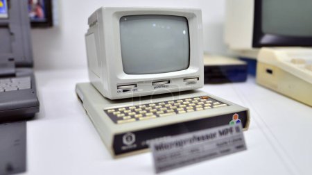 Foto de Varsovia, Polonia. 10 febrero 2023. Dentro del Museo Apple. Microprofesor MPF II ordenador. - Imagen libre de derechos
