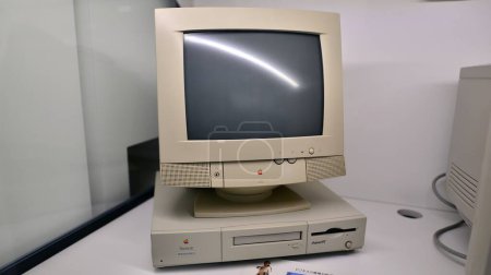 Foto de Varsovia, Polonia. 10 febrero 2023. Dentro del Museo Apple. Performa 6115CD ordenador. - Imagen libre de derechos