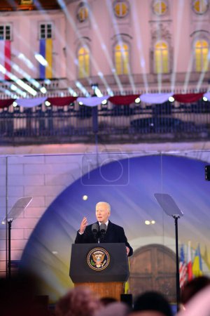 Téléchargez les photos : Warsaw, Poland. 21February 2023. USA President Joe Biden at the Warsaw Royal Castle Gardens. The speech on the anniversary of the Russian invasion of Ukraine as part of his visit to Poland. - en image libre de droit