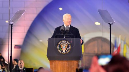Téléchargez les photos : Warsaw, Poland. 21 February 2023. USA President Joe Biden at the Warsaw Royal Castle Gardens. The speech on the anniversary of the Russian invasion of Ukraine as part of his visit to Poland. - en image libre de droit
