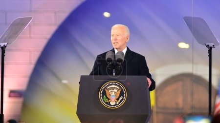 Téléchargez les photos : Warsaw, Poland. 21 February 2023. USA President Joe Biden at the Warsaw Royal Castle Gardens. The speech on the anniversary of the Russian invasion of Ukraine as part of his visit to Poland. - en image libre de droit