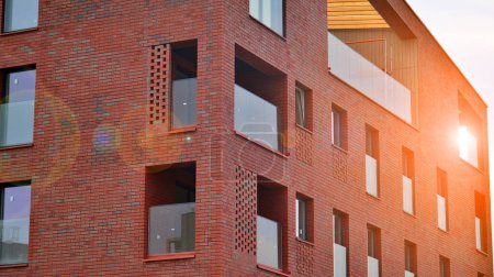 Foto de Moderno edificio de apartamentos para la vida residencial en piedra de ladrillo rojo - Imagen libre de derechos