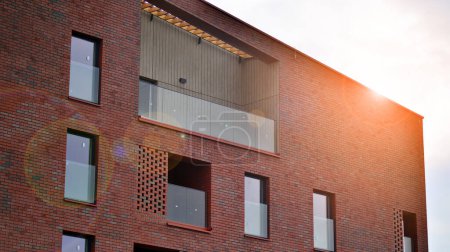 Foto de Moderno edificio de apartamentos para la vida residencial en piedra de ladrillo rojo - Imagen libre de derechos