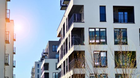 Foto de Modernos edificios de apartamentos en un día soleado con un cielo azul. Fachada de un moderno edificio de apartamentos. Edificio residencial contemporáneo exterior a la luz del día. - Imagen libre de derechos