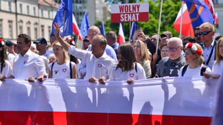 Téléchargez les photos : Varsovie, Pologne. 4 juin 2023. Donald Tusk a conduit jusqu'à un demi-million de personnes dans les rues de Varsovie dans l'une des plus grandes manifestations observées en Pologne depuis la chute du communisme. - en image libre de droit