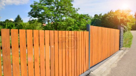 Téléchargez les photos : Nouvelle construction horizontale de clôture en bois - en image libre de droit