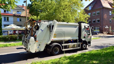 Foto de Swinoujscie, Polonia. 15 agosto 2023. Camión de basura eliminar los residuos de la calle de la ciudad. - Imagen libre de derechos