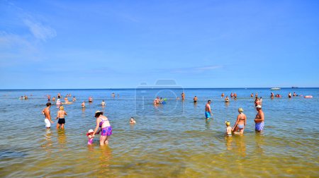 Téléchargez les photos : Swinoujscie, Pologne. 15 août 2023. Les gens dans l'eau sur la plage pendant les vacances dans la mer Baltique. - en image libre de droit