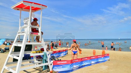 Téléchargez les photos : Swinoujscie, Pologne. 15 août 2023. Sauveteurs avec tour de secours sur la plage de la mer Baltique - en image libre de droit