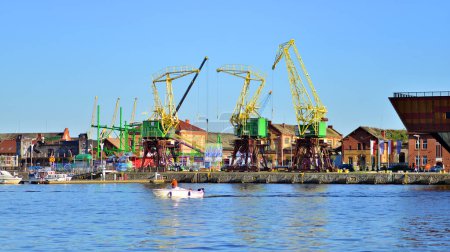 Téléchargez les photos : Szczecin, Pologne. 7 septembre 2023. Vue paysage et navires sur la rivière Odra depuis le boulevard Chrobry. - en image libre de droit