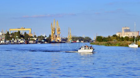 Téléchargez les photos : Szczecin, Pologne. 7 septembre 2023. Vue paysage et navires sur la rivière Odra depuis le boulevard Chrobry. - en image libre de droit