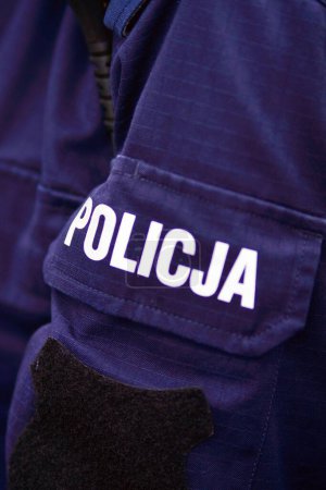 Foto de Cartel policial - logotipo en la parte posterior del uniforme policial. Policja.. - Imagen libre de derechos