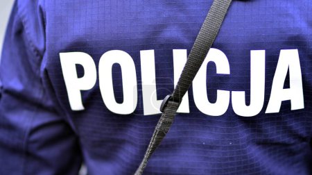 Foto de Cartel policial - logotipo en la parte posterior del uniforme policial. Policja.. - Imagen libre de derechos