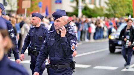 Foto de Varsovia, Polonia. 1 Octubre 2023. Marcha de un millón de corazones. Unidades policiales asegurando manifestaciones de oposición. - Imagen libre de derechos