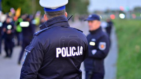 Foto de Varsovia, Polonia. 9 octubre 2023. Policía asegurando la reunión pre-electoral. - Imagen libre de derechos